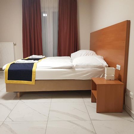 Hotel Emiliana Am Bahnhof Франкфурт на Майн Екстериор снимка