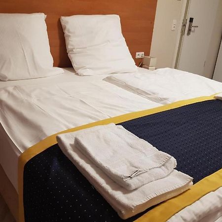 Hotel Emiliana Am Bahnhof Франкфурт на Майн Екстериор снимка