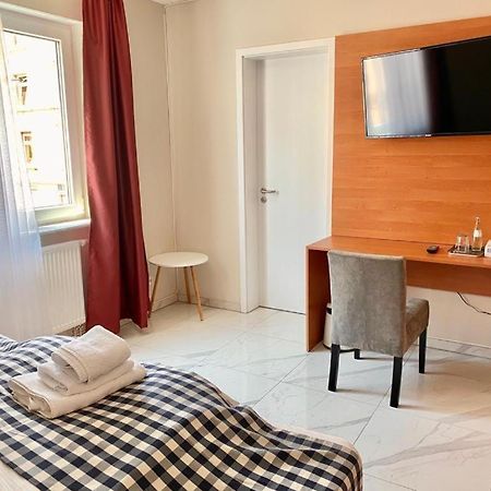 Hotel Emiliana Am Bahnhof Франкфурт на Майн Екстериор снимка