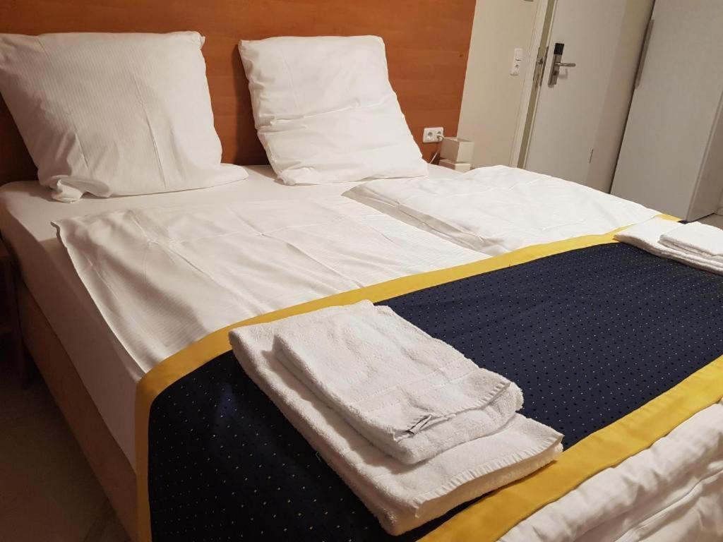 Hotel Emiliana Am Bahnhof Франкфурт на Майн Екстериор снимка